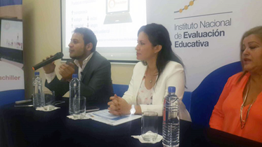 Harvey Sánchez Director Ejecutivo de Ineval, Valentina Rivadeneira subsecretaria de la Zona 8 de Educación
y Ana Alvarado, rectora del colegio 29 de Mayo