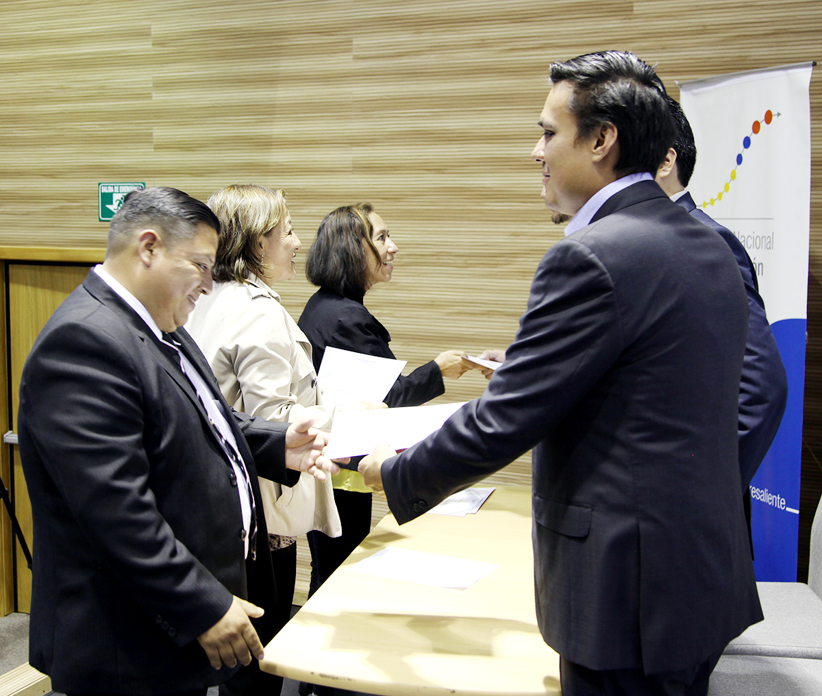Entrega de certificados de reconocimiento